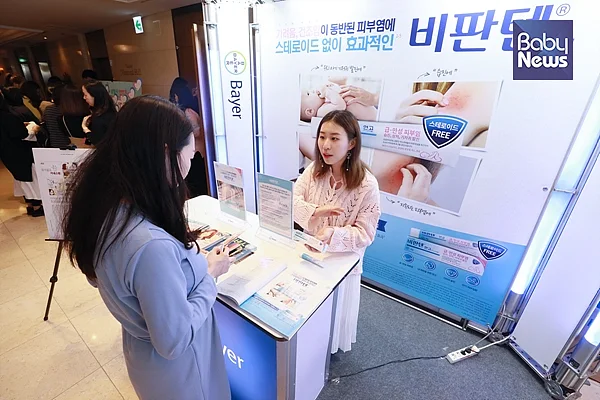 한 예미맘이 로비에 마련된 약한 아기 피부부터 민감한 성인 피부까지 사용 가능한 비판텐 부스서 제품 설명을 듣고 있다. 최대성 기자 ⓒ베이비뉴스