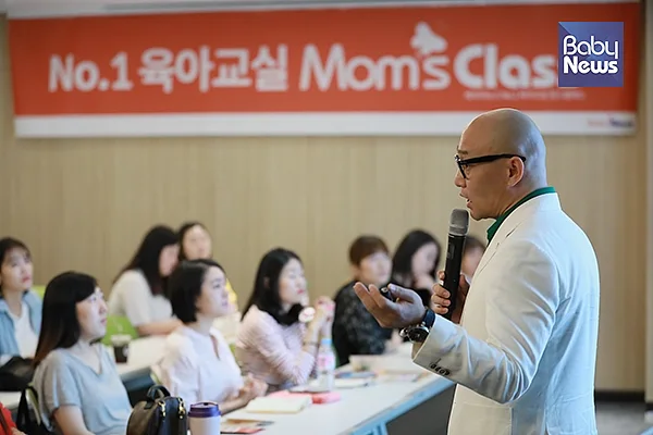 니어베베 김종범 차장이 17일 오전 경기 수원시 영통구 수원컨벤션센터에서 수원 베이비엑스포 부대행사로 열린 제402회 맘스클래스서 강의를 하고 있다. 최대성 기자 ⓒ베이비뉴스