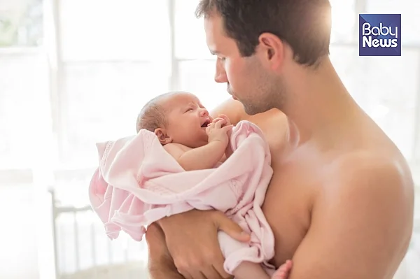 우는 아이 달랠 때는 신체접촉이 가장 효과적이다. ⓒ베이비뉴스