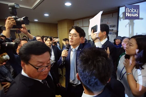 지난해 10월 5일 박용진 의원 주최로 국회에서 열린 유치원 비리근절 토론회가 사립유치원 관계자들에 의해 파행됐다. 김재호 기자 ⓒ베이비뉴스
