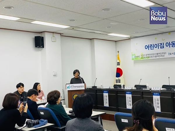 김영명 '아이들이 행복한 세상' 고문은 기조 발제를 통해 어린이집 부모, 보육교사, 원장을 대상으로 한 실태조사 결과를 바탕으로 어린이집에서 발생하는 아동학대를 예방하기 위한 정책 방안을 제안했다. 권현경 기자 ⓒ베이비뉴스