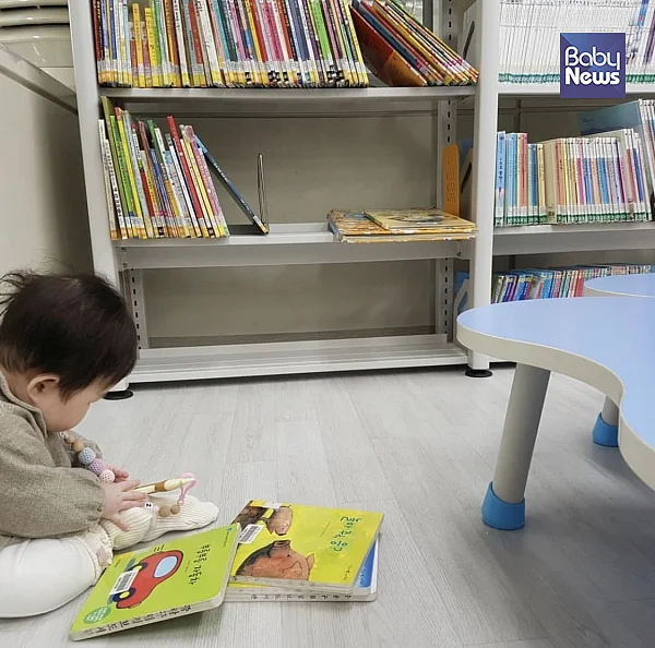 생후 5개월무렵 어린이 도서관에서 힘겹게 혼자 앉아 있는 아기의 모습. 김정아 기자 ⓒ베이비뉴스