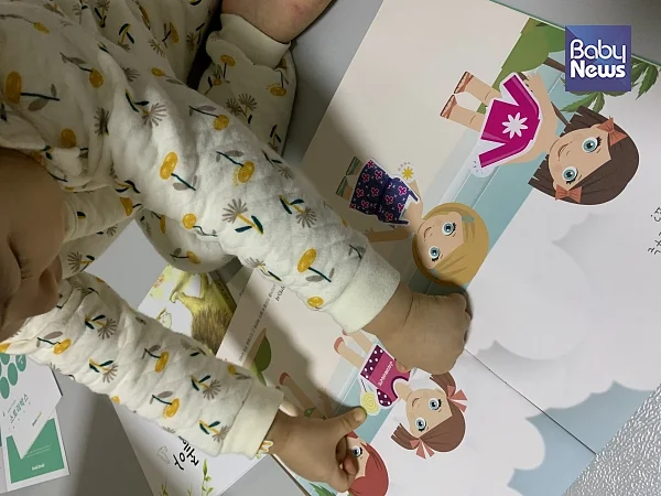 책을 읽은 뒤 워크북으로 활동하고 있는 모습. 스티커 붙이는걸 한창 좋아하는 월령의 아기라 활동에 적극적으로 임하고 있다. 김정아 기자 ⓒ베이비뉴스