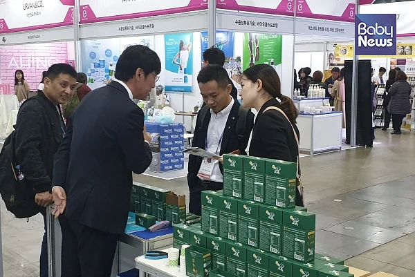 최근?일산 킨텍스에서 열린 국내 최대 중소기업 박람회 '2019 G-FAIR KOREA'(지페어코리아)에서 해외 바이어들을 대상으로 1대1 상담을 진행한 보주방.?ⓒ보주방