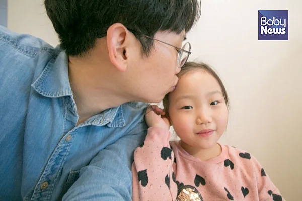 첫째의 결재를 받아 뽀뽀하고, 뽀뽀하는 사진도 찍었다. 둘째는 거절했다. ⓒ문선종