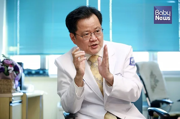 김영훈 가톨릭대학교 의과대학 의정부성모병원 소아청소년과 교수를 지난해 10월 22일 경기 의정부시 의정부성모병원 김 교수의 연구실에서 만났다. 김재호 기자 ⓒ베이비뉴스