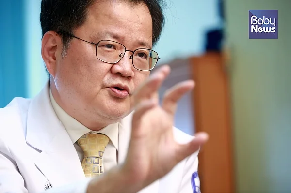 김영훈 교수는 기초발달을 시켜야 하는 시기에 학습을 시키면 오히려 뇌 발달을 망치게 된다고 강조했다. 김재호 기자 ⓒ베이비뉴스