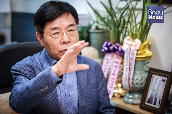한국을 대표하는 뇌과학자로 꼽히는 서유헌 가천대학교 의과대학 석좌교수를 지난해 11월 5일 인천 구월동 가천대학교 의과대학 내 서 교수의 연구실에서 만나 영유아 사교육이 뇌 발달에 미치는 영향에 대해 이야기를 들어봤다. 김재호 기자 ⓒ베이비뉴스