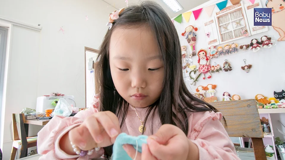 집중하면 엄마, 아빠도 몰라보는 첫째 딸 서율이. ⓒ문선종