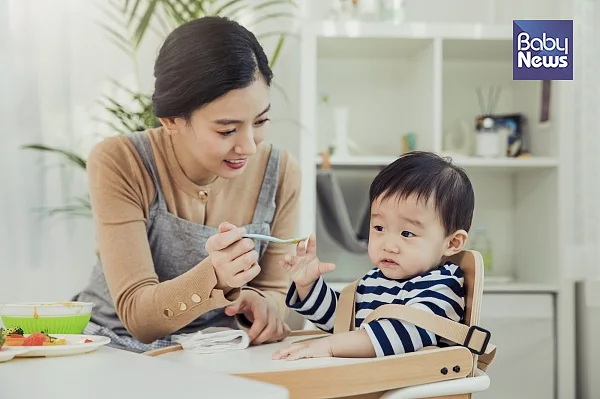 밥 먹기와 같은 기본적인 생활 기술은 아주 중요한 부분입니다. 자료사진 ⓒ베이비뉴스