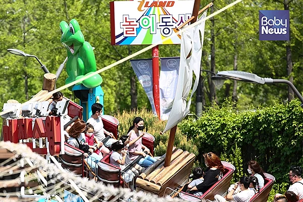 어린이대공원에서 마스크를 착용하고 놀이기구를 즐기고 있는 어린이들과 가족들. 서종민 기자 ⓒ베이비뉴스