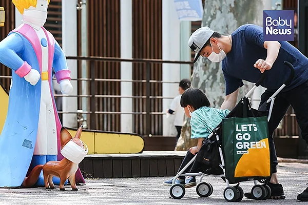 한 어린이가 어린이대공원에 세워진 어린왕자와 친구들 조형물에 씌워진 마스크에 관심을 보이고 있다. 서종민 기자 ⓒ베이비뉴스