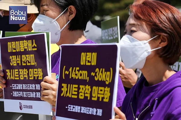 7일 청와대 앞에서 열린 ‘안전한 나라를 위한 제안’ 기자회견에 참가한 김정덕 정치하는엄마들 공동대표(오른쪽). 서종민 기자 ?베이비뉴스