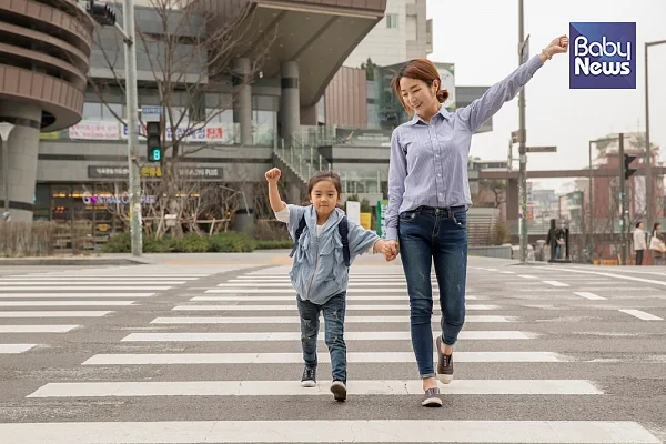 1~3세 때는 감각과 경험으로, 4~6세에는 추상적 언어가 아닌 구체적인 언어로 안전을 체득할 수 있게 도와야 한다. 아이가 논리적 사고를 시작한 이후부터는 '친절한 사람'이 모두 '좋은 사람'이 아니라는 점도 일러줘야 한다. ⓒ베이비뉴스
