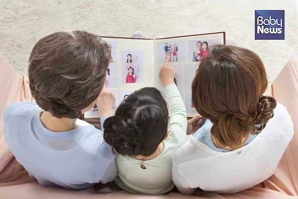 아이에게 의미 있는 중요한 경험을 부모와 나누며 좋은 기억을 강화하는 과정에 사진과 영상물을 활용하는 것도 좋습니다. ⓒ베이비뉴스
