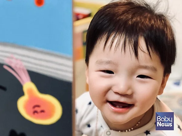 새벽 여섯 시. 예준이가 일어났다. 우리는 아침 인사를 나누며 포옹을 한다. ⓒ이샛별