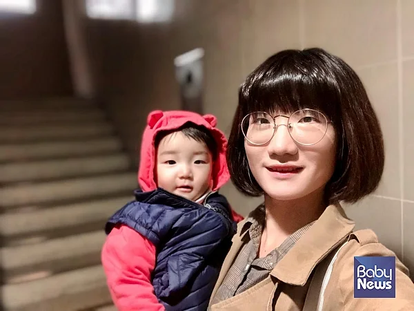 밥솥 안에서 쌀알이 어떻게 익는가를 예준이에게 수어와 몸짓으로 보여주었다. 예준이는 내 이야기가 재미있었을까? 한참이나 나를 바라보았다. ⓒ이샛별