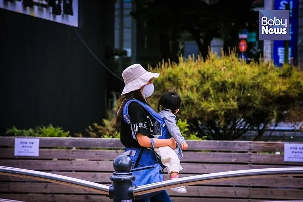 전문가들은 24개월 미만의 영유아가 마스크를 끼는 것을 권장하지 않는다. 김재호 기자 ⓒ베이비뉴스