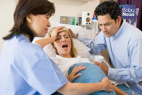 아내가 진통으로 괴로워할 때 "아파? 괜찮아? 잘 할 수 있어!"는 도움이 안 되는 말이다. 함께 호흡하고 아이가 잘 내려올 수 있도록 자세를 잡아주는 것이 남편의 역할이다. ⓒ베이비뉴스