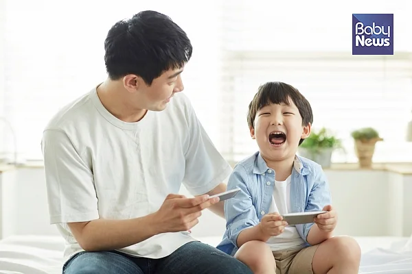 유튜브를 보더라도 부모와 끊임없이 소통하면 아이의 언어 발달에 도움될 수 있다. ⓒ베이비뉴스