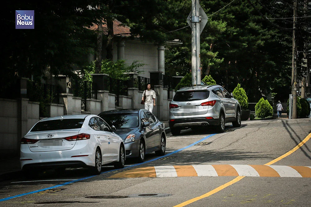 지난달부터 하준이법이 시행에 들어가면서, 주차장에서의 미끄럼 방지 조치가 의무화되었지만 지켜지지 않고 있다. 김재호 기자 ⓒ베이비뉴스