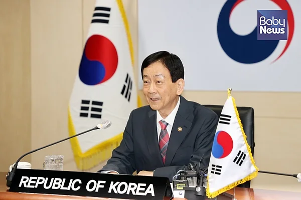 행정안전부는 각 지자체에서 실시되고 있는 희망일자리사업 중 아동 청소년 관련 사업에 출소자와 노숙인 등이 선발되지 않도록 자격을 제한한다고 밝혔다.사진은 행정안전부 진영 장관.ⓒ행정안전부