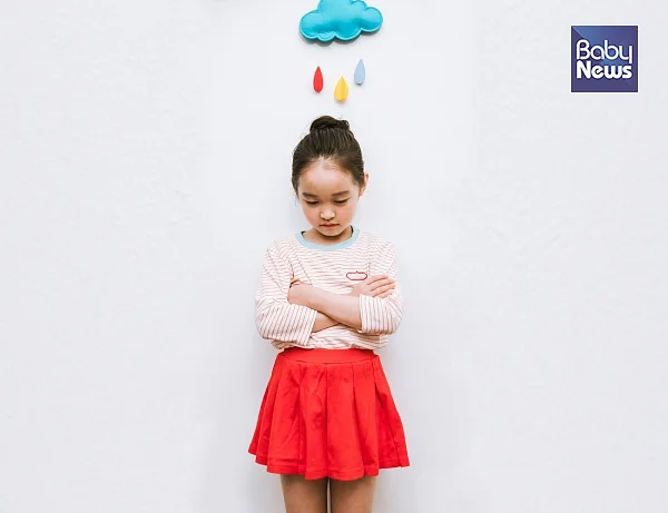 "이렇게 예쁜 치마가 비에 젖으면 어떻게 될까?, 이렇게 비가 많이 오는 날엔 어떤 옷을 입는 게 좋을까?" ⓒ베이비뉴스