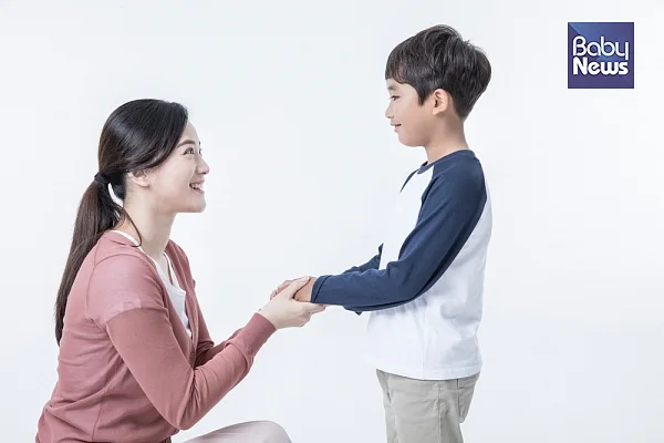 평가를 줄이면서 아이에게 오롯이 칭찬의 마음을 전달하는 몸짓, 고개 끄덕임을 제안한다. ⓒ베이비뉴스