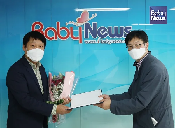 소장섭 베이비뉴스 편집국장이 '임산부의 날' 보건복지부 장관 표창을 받았다. 인구보건복지협회 서울지회 관계자가 베이비뉴스 사옥을 방문해 직접 방문해 표창장을 전하고 있다. 이중삼 기자 ⓒ베이비뉴스