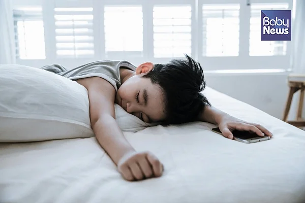 스마트폰을 과다 사용하는 아동이 그렇지 않은 아동에 비해 수면시간이 적고, 수면의 질도 나쁘다는 연구결과가 발표됐다 ⓒ베이비뉴스
