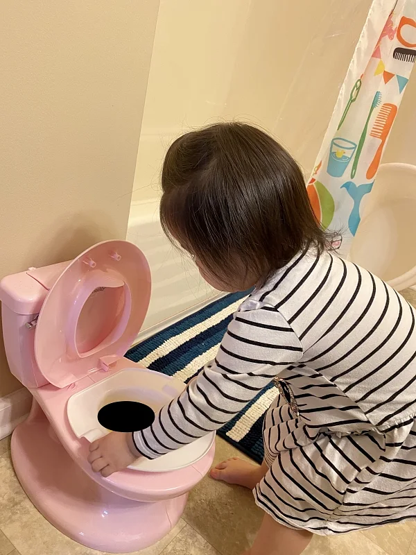 어느덧 쉬야를 하고 나면 스스로 뒷정리까지 하려는 아이. 저러다 소변이라도 쏟으면 어쩌나 엄마의 마음은 떨리지만 아이는 아랑곳하지 않는다. 그래도 대견하기만한 우리 막내.(독자 분들을 위해 사진의 '쉬야'는 지웠다.) ⓒ이은