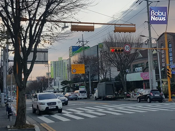 나주시 내 스쿨존의 모습.  신호등 커버를 가시성 높은 노란색으로 교체하여 차량의 감속과 주의를 유도할 수 있도록 '노란 신호등'을 설치했다. ⓒ강희원