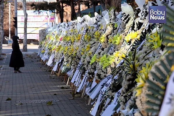 지난해 12월 14일 오후 서울 양천구 서울남부지방검찰청 앞에 ‘16개월 영아 학대 사망사건’과 관련해 숨진 아이를 추모하는 근조화환이 늘어서 있다. 최대성 기자 ⓒ베이비뉴스