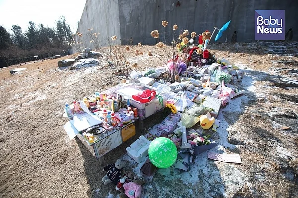 경기 양평 하이패밀리 안데르센 공원묘원에 양부모의 학대로 숨진 16개월 영아 정인양을 추모하며 시민들이 갖다 놓은 물품들이 놓여있다. 최대성 기자 ⓒ베이비뉴스