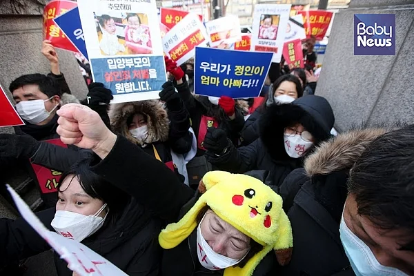 16개월 된 입양아동 정인양을 학대해 숨지게 한 혐의를 받는 양부모의 첫 공판이 열린 지난 13일 오전 서울남부지법 앞에는 양부모에 살인죄 적용을 요구하는 시민들이 손팻말을 들고 있다. 최대성 기자 ⓒ베이비뉴스