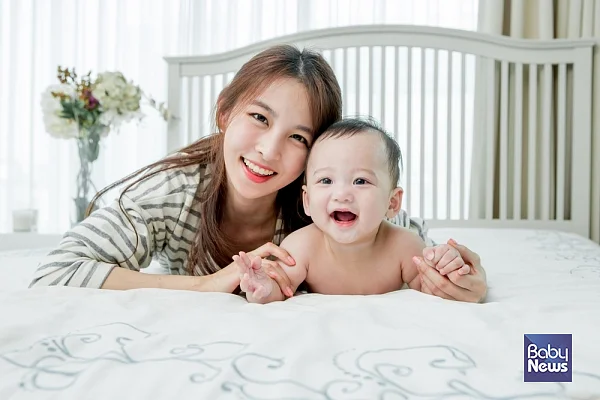 최근 산후조리원 등 산후 아이를 돌보아주는 좋은 시설이 많지만 그래도 다른 것보다 아기에게 먹이고 돌보는 것은 가능하면 아기 부모가 직접 하는 것이 바람직하다.?ⓒ베이비뉴스
