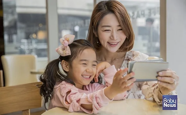 디지털 기기의 강한 자극에 자주 노출되면, 뇌는 시각적 관련 자극에만 강하게 반응해, 전반적인 뇌 발달에 불균형을 초래한다는 연구결과가 있다.?ⓒ베이비뉴스
