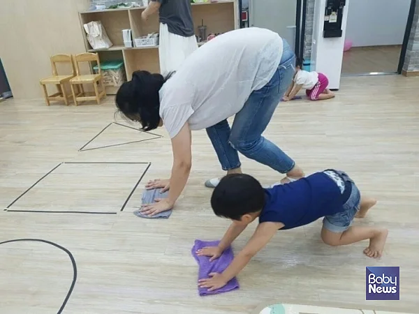 부모와 함께 집안일 하다 보면 아이는 어느새 더 건강하고 맑게 쑥쑥 성장해있을 것입니다. ⓒ지혜영