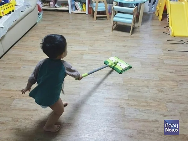 아이에게 집안일 시킬 때 노하우, 아이가 할 수 있는 작은 일부터 시작하고 지시는 구체적으로, 칭찬은 아낌없이! ⓒ지혜영