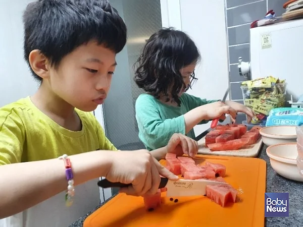 아이가 4살만 돼도 함께 할 수 있는 집안일이 부쩍 많아집니다. 그리고 그게 쏠쏠하게 도움이 되더라니까요? ⓒ지혜영