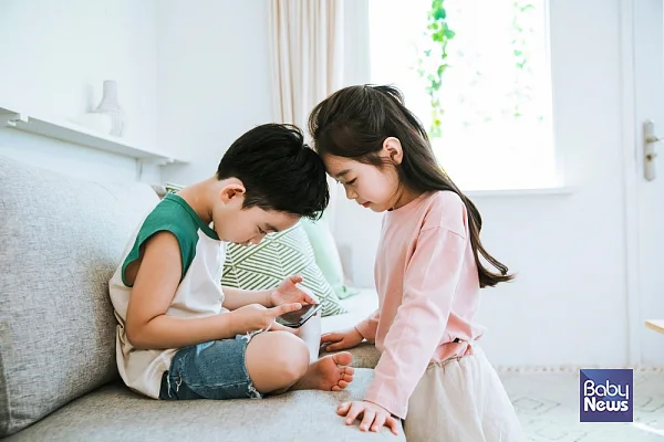 굿네이버스에서 실시한 ‘2020 코로나19와 아동의 삶’ 연구에 따르면 66.2%의 아동이 코로나19 이후 스마트폰이나 인터넷 게임 시간이 증가하였다고 응답했다.?ⓒ베이비뉴스