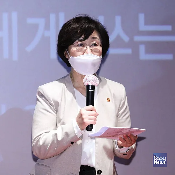 여성가족부는 고의적으로 양육비를 지급하지 않는 양육비 채무자에 대한 운전면허 정지 등 제재조치의 절차, 대상과 범위 등을 세부적으로 규정한 양육비법 일부 개정안을 6일 오전 국무회의를 통과했다고 밝혔다. 사진은 정영애 여성가족부 장관. 최대성 기자 ⓒ베이비뉴스
