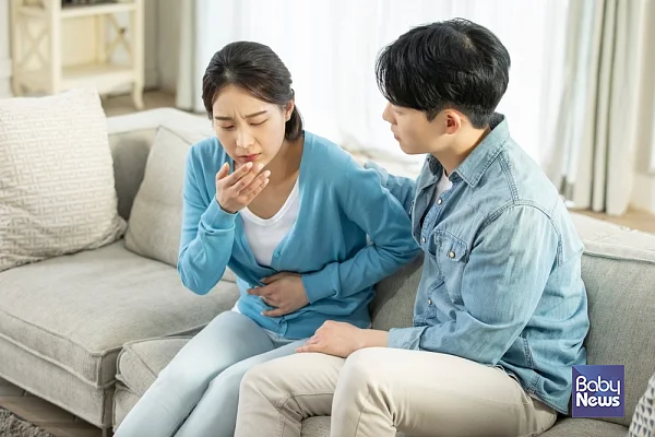 입덧은 모두가 겪는 것은 아니며 가볍게 넘어가는 사람도 있고 음식을 잘 먹지 못할 정도로 후각이나 미각이 예민해져서 힘들게 겪는 사람들도 있습니다.?ⓒ베이비뉴스
