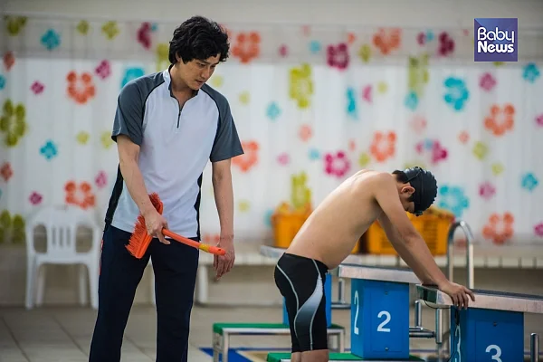 벌써 7년 전 영화라서 그런지, 요즘 시각으로 보니 무자비한 체벌 장면이 더더욱 불편하게 느껴졌다. ⓒCGV아트하우스