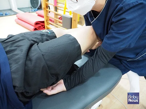 유현철 원장은 “초기 무릎연골연화증는 보존적인 방법으로 개선이 가능하다”고 말했다. ⓒ신논현 유재활의학과