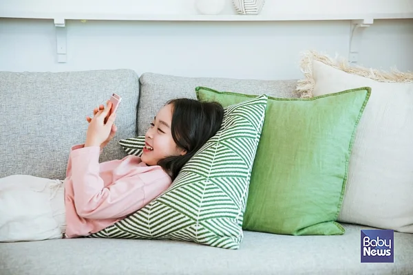 무조건 아이들이 SNS를 하지 않도록 하는 것이 정답은 아닐 것이다. 아이가 최대한 늦게 SNS를 접하도록 하되, 더불어 SNS의 장단점에 대해 충분히 설명하고 올바른 사용에 대해 교육해야 할 것이다.?ⓒ베이비뉴스