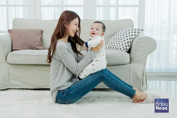 영아기의 아이들은 언어적 표현이 유창하지 못해 비언어적 자극에 민감하다. 그런 만큼 아이가 미소를 지으면 같이 미소를 짓고, 손을 흔들면 같이 손을 흔들어 주면서 모방 행동을 해준다.?ⓒ베이비뉴스