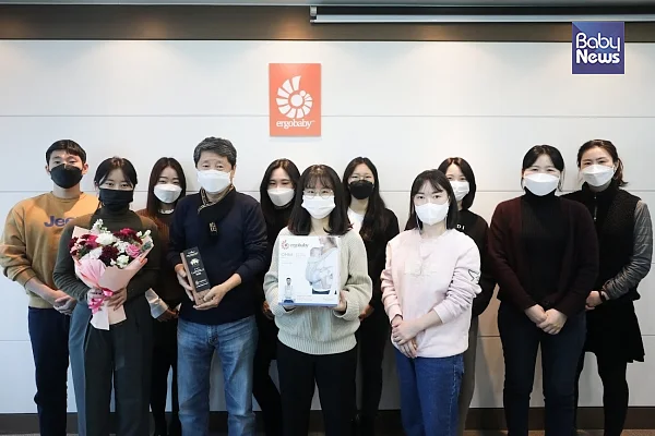 에르고베이비가 2021 베이비뉴스 브랜드선호도 조사에서 예비맘 및 육아맘 40%의 선택을 받아 아기띠 부문 1위를 차지했다. 윤성균 스엔코 대표이사(왼쪽 네번째) 등 임직원들이 '2021 올해의 브랜드 대상' 트로피와 꽃다발을 받고 기념촬영을 하고 있다. 김재호 기자 ⓒ베이비뉴스??