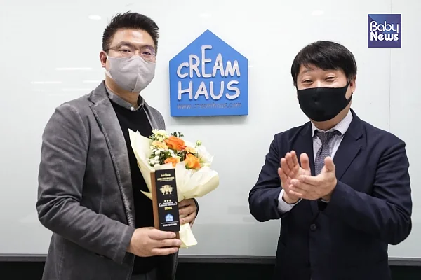 소장섭 베이비뉴스 공동 대표(오른쪽)가 크림하우스 이한우 총괄이사(왼쪽)에게 트로피를 수여하고 함께 포즈를 취했다. 김재호 기자 ⓒ베이비뉴스