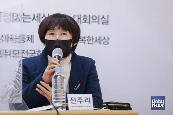 전주리 (사)공동육아와공동체교육 사무총장은?“유보일원화는 비영리보육법인에 대해 교사 대 아동 비율을 낮추는 기관에 대해 지원하고 온종일 돌봄과 누리과정의 실현에 도움이 되는 방향이어야 한다”면서 “양육자와 교사가 행복해야 아이도 행복해진다. 양육자의 기관 참여와 교사의 차별없는 처우를 고민해달라”고 제안했다.?김재호 기자 ⓒ베이비뉴스